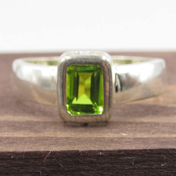 Jewelry - Size 8 Silver Tone Green CZ Diamond Band Ring